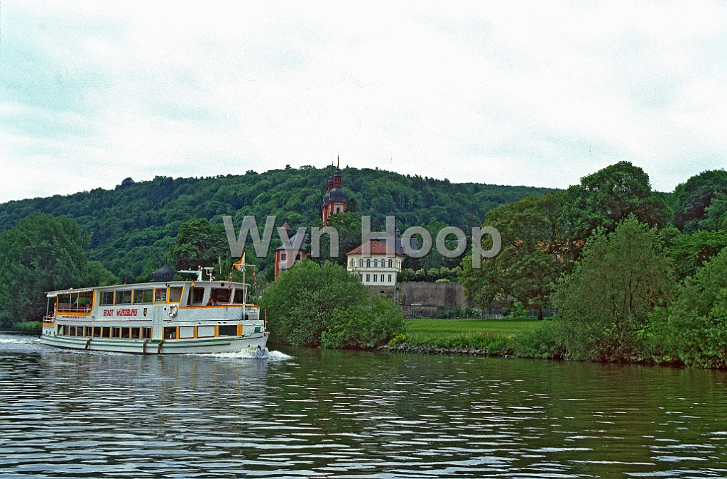 Main Kloster Zell km248.jpg - Fahrgastschiff am Kloster Zell, Main-km 248